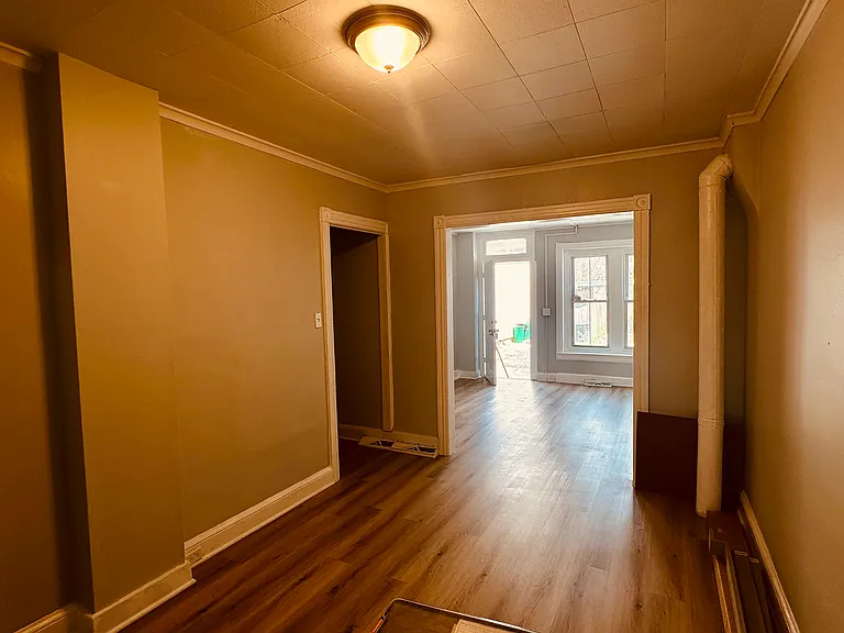 212 N Hall St — Photo 1