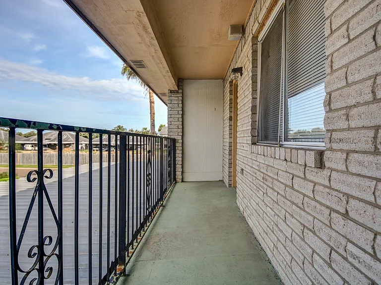 Las Violetas Apartments — Photo 11