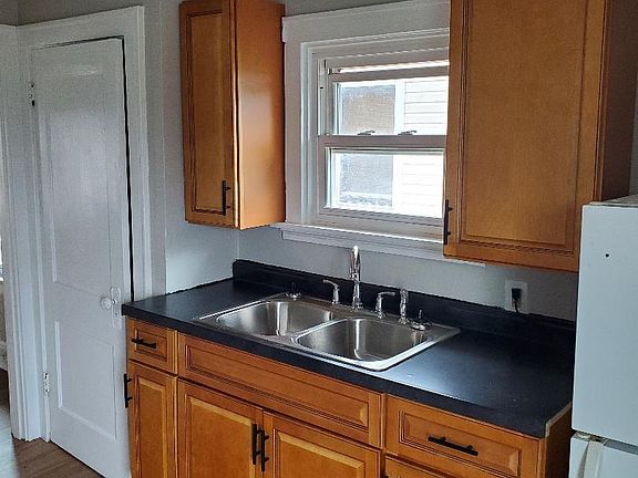 3rd image of 5510 Warren Ave #2
