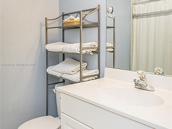 5th image of 1647 Hawthorne Pl