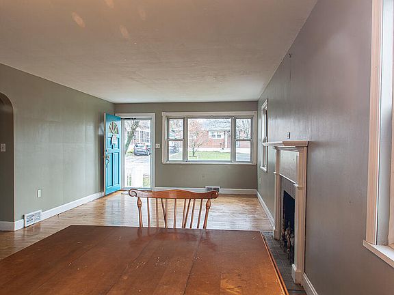 5th image of 227 Pinewood Ave