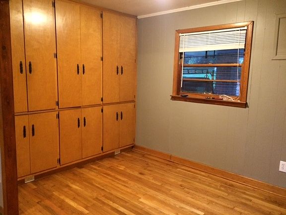 Dining room w/built in cabinets