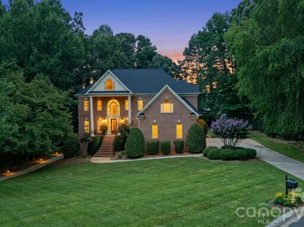 1009 Honors Ct, Waxhaw, NC 28173