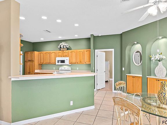 4th image of 25 Woodfair Ln