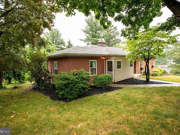4th image of 1639 Clover Ln