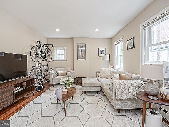 2nd image of 2310 Lombard St APT 2