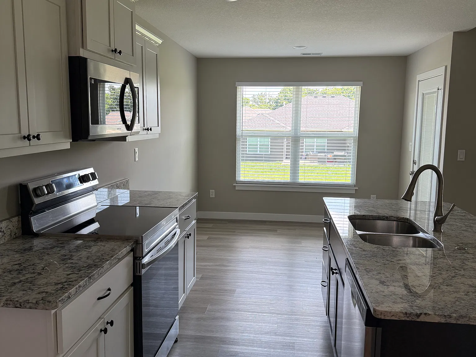 4 bed, 1640 sqft, $2,150 — Photo 3
