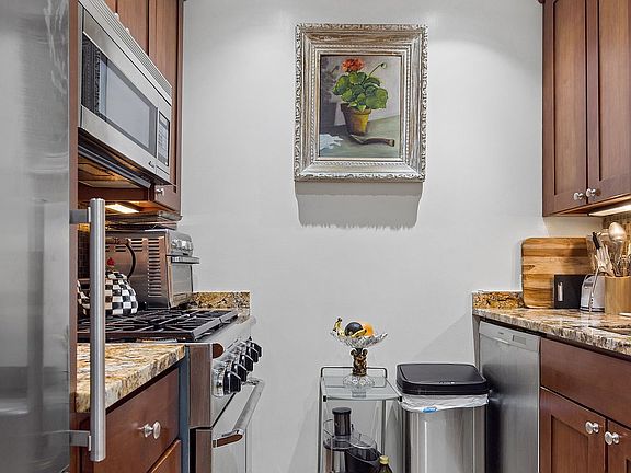 3rd image of 250 E 54th St APT 14D