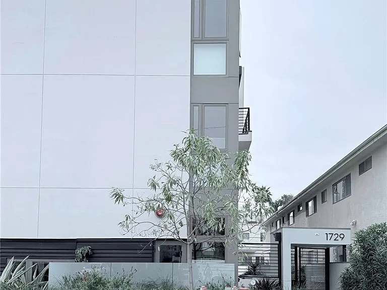 1729 S Barrington Ave #3 — Photo 1