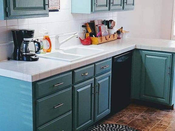 Eat-in kitchen w/painted cab