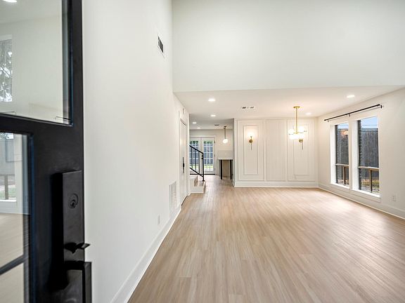 3rd image of 17 Dowlen Pl