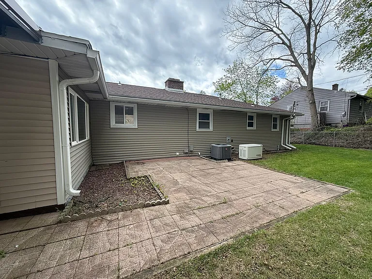 319 Barrington Rd — Photo 4