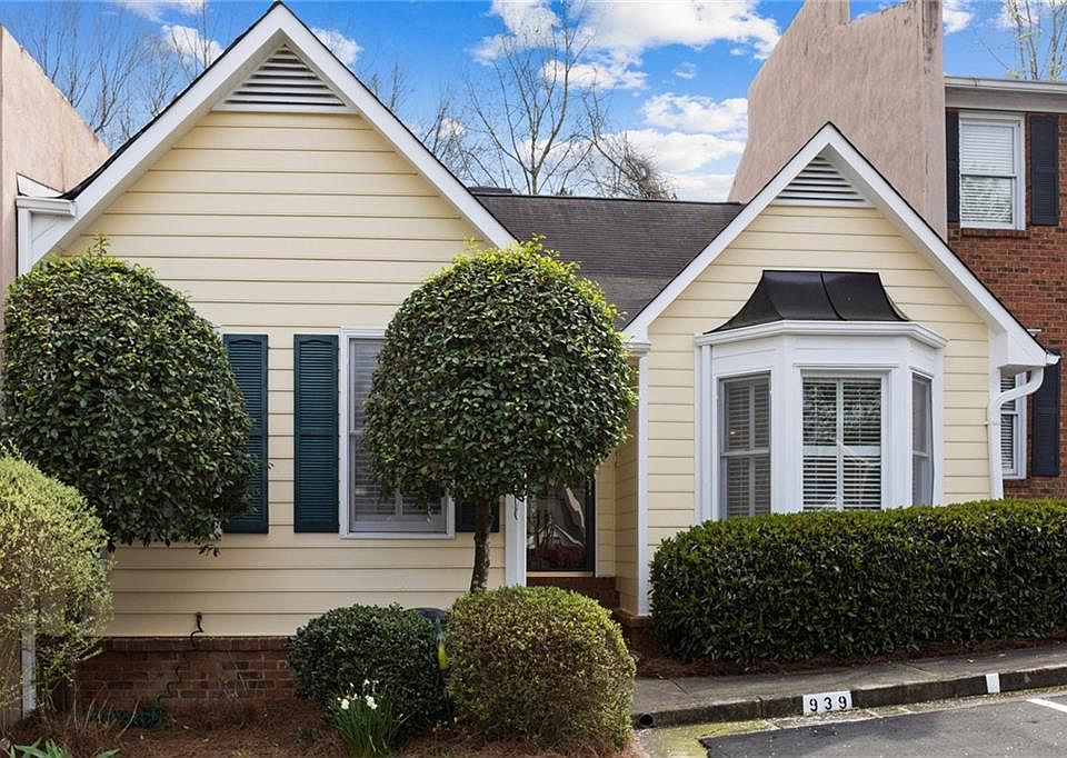 1st image of 939 Lenox Hill Ct NE