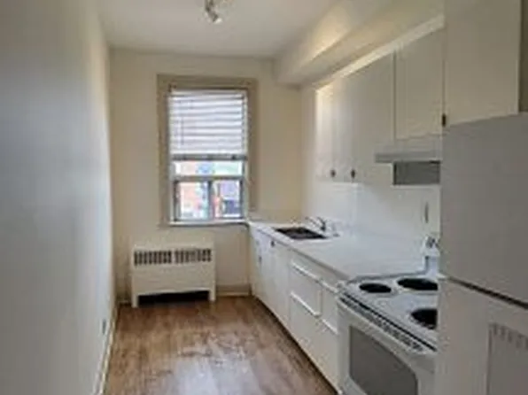 7 Thomas St #2, Mississauga, ON L5M 1Y4