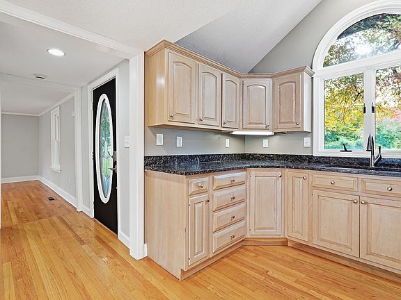 5th image of 185 Miller St