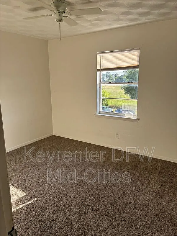 2 bed, 1.0 bath, 900 sqft, $1,050 — Photo 3