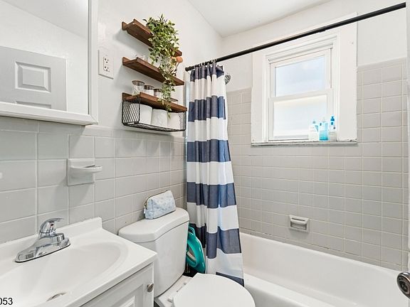 5th image of 30 Rockview Ter