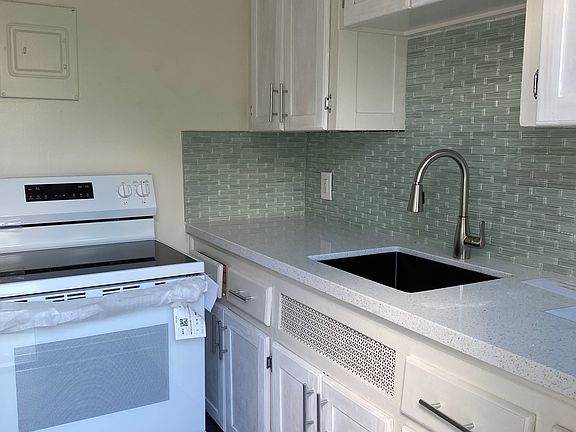 3rd image of 415 SE 11th Ct APT 7