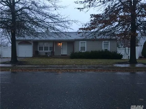 85 Irving St, Central Islip, NY 11722