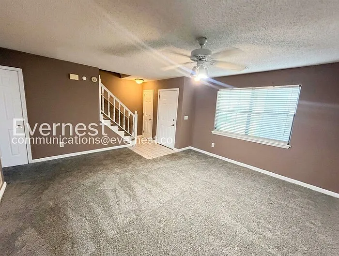 2543 Hampstead Dr — Photo 2