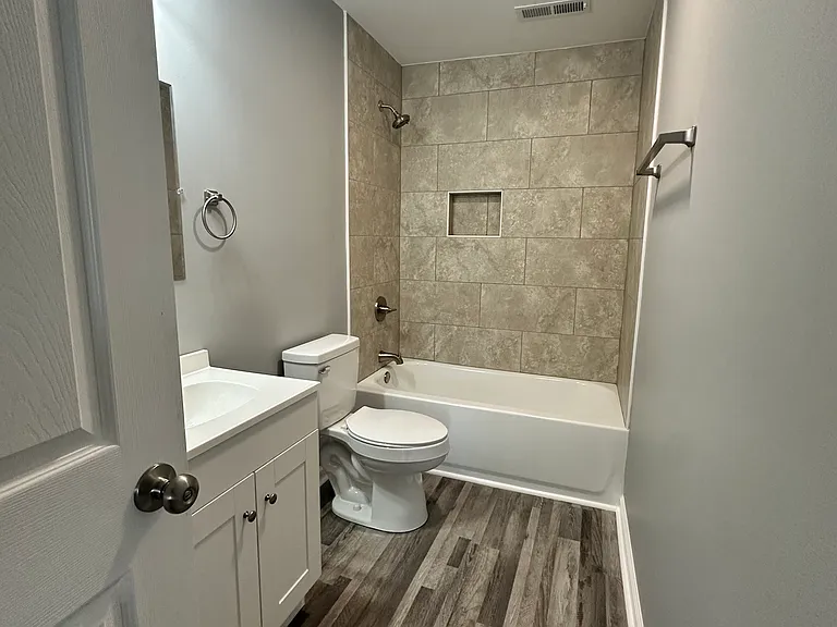 208 E 17th St #2 — Photo 11