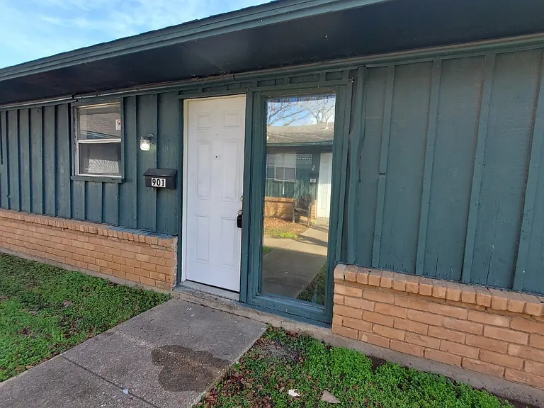 901 Redbird Dr — Photo 2