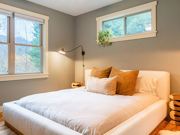 4th image of 18 Sunnyside Ln