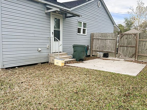 3rd image of 908 Sycamore St