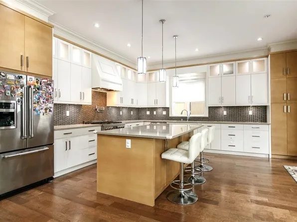 1132 Cloverley St, North Vancouver, BC V7L 1N6