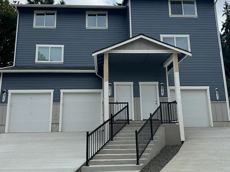 633 Hansen St SE #A — Photo 1