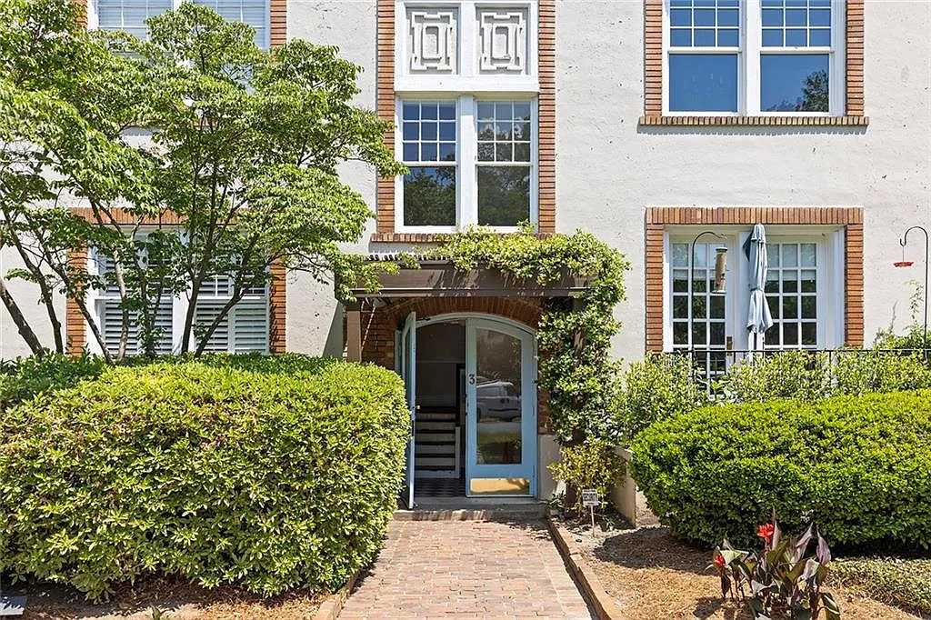 2 bed, 1.0 bath, 1050 sqft, $2,800 — Photo 1