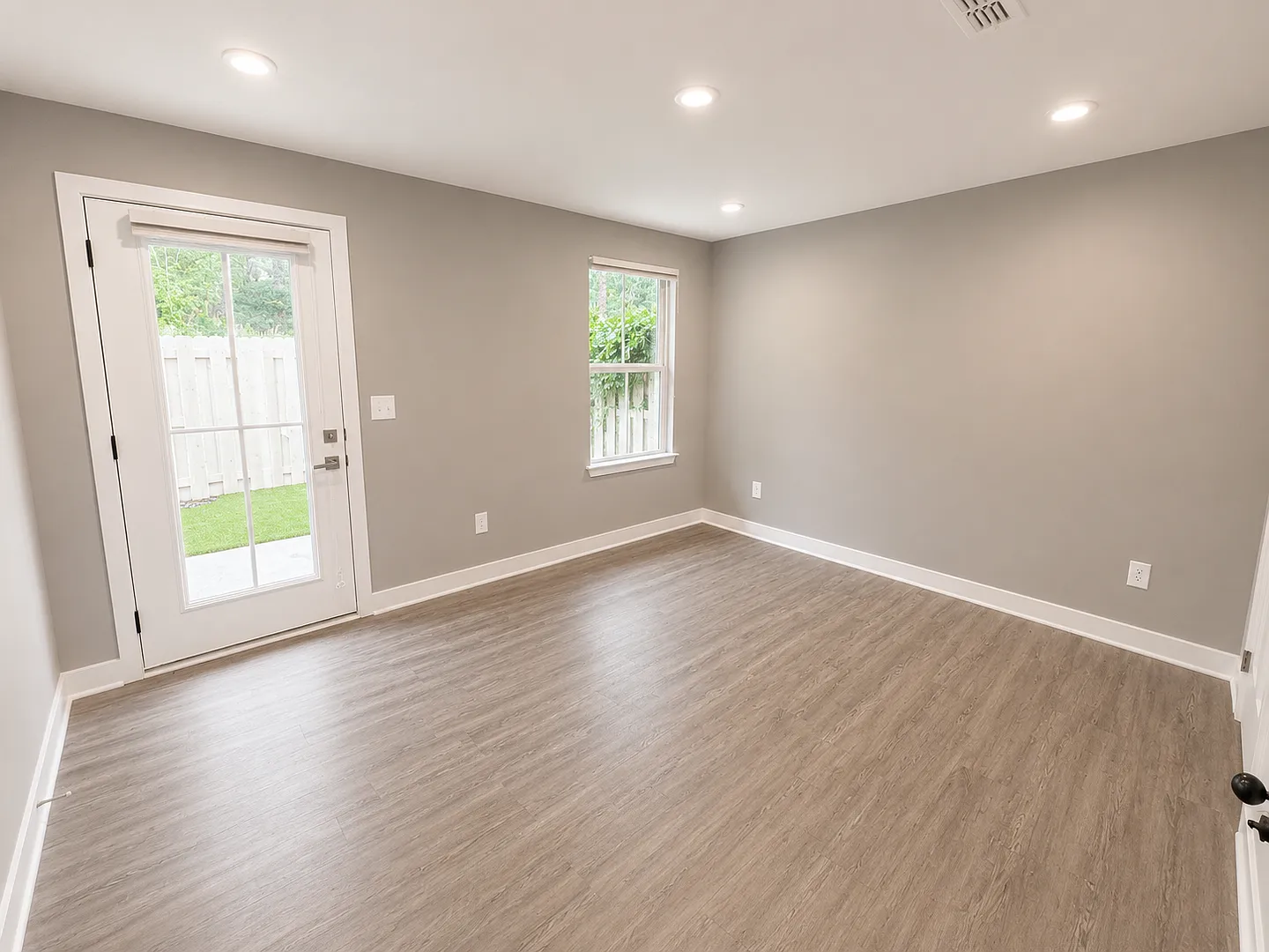 Modern Luxury Townhome Near Downtown Greenville — Photo 2