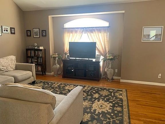 2nd image of 3926 Dixie Dr
