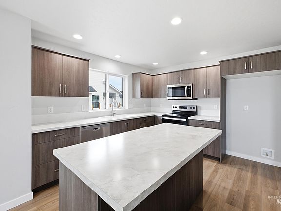 3rd image of 13702 Inman Ct