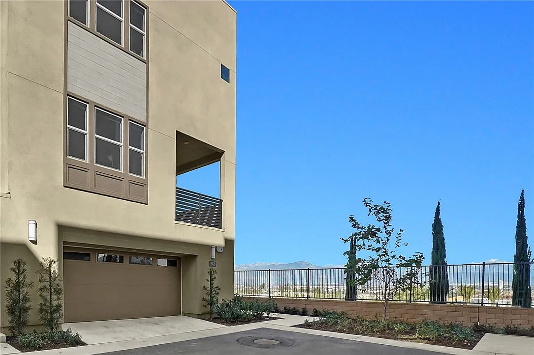 3 bed, 2.5 bath, 1726 sqft, $5,850 — Photo 3