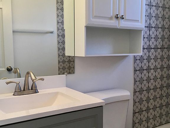 5th image of 902 Lorenzo St #1