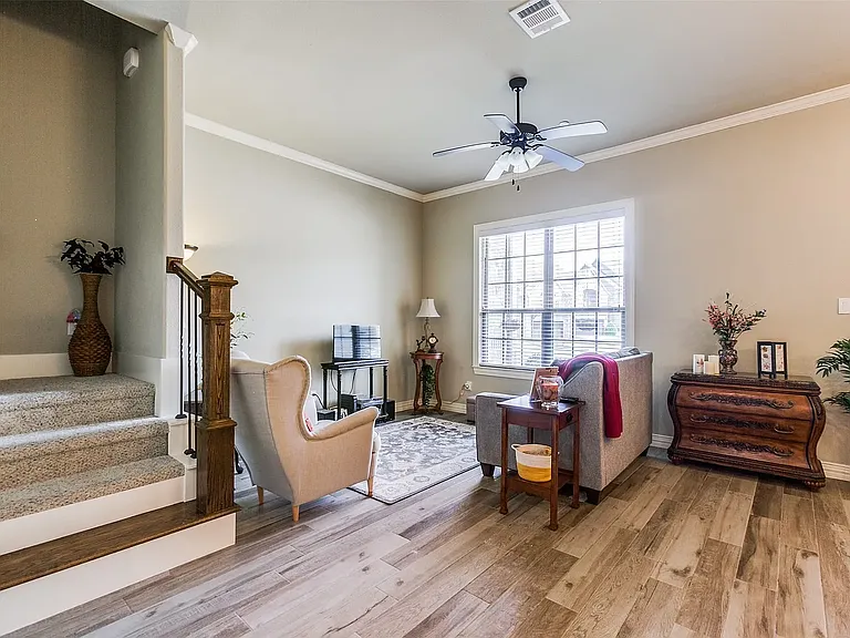 813 Newhaven Dr — Photo 8