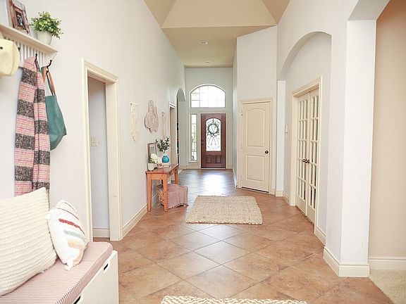 High ceilings, large hallway