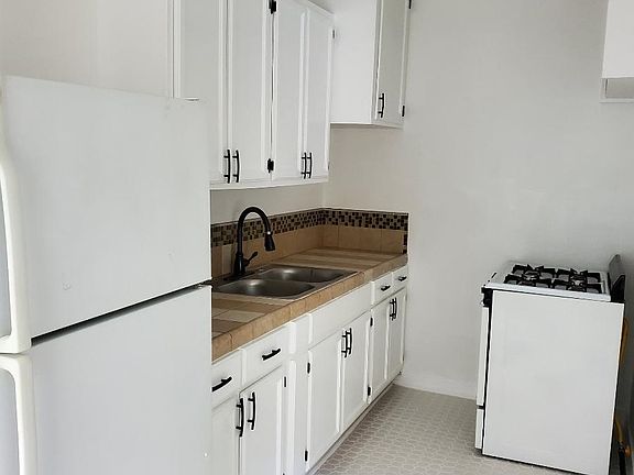 5th image of 1012 N Ardmore Ave #106