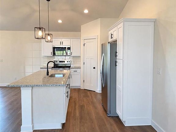 4th image of 119 SE 6th St