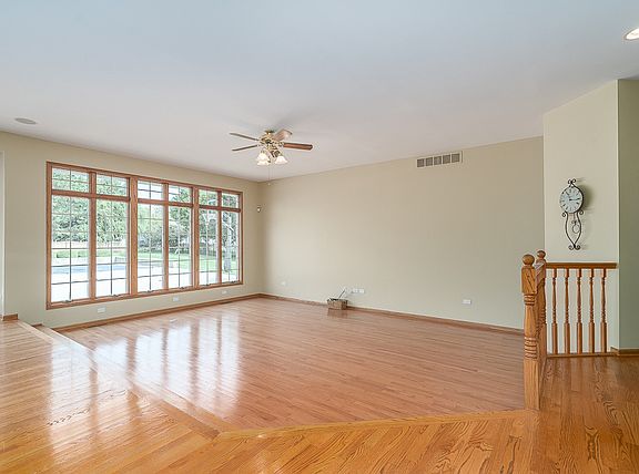 4th image of 23762 Douglas Dr