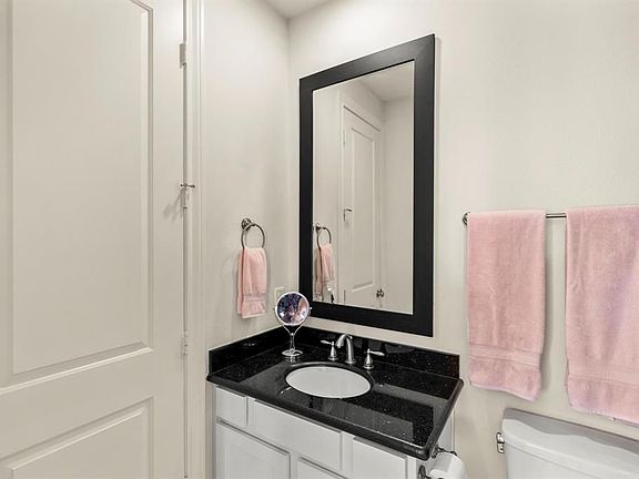 5th image of 2320 Hutchins St