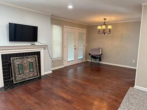 Family room and dining room are in an L shape. 11'x21' and there is a patio off of the dining room