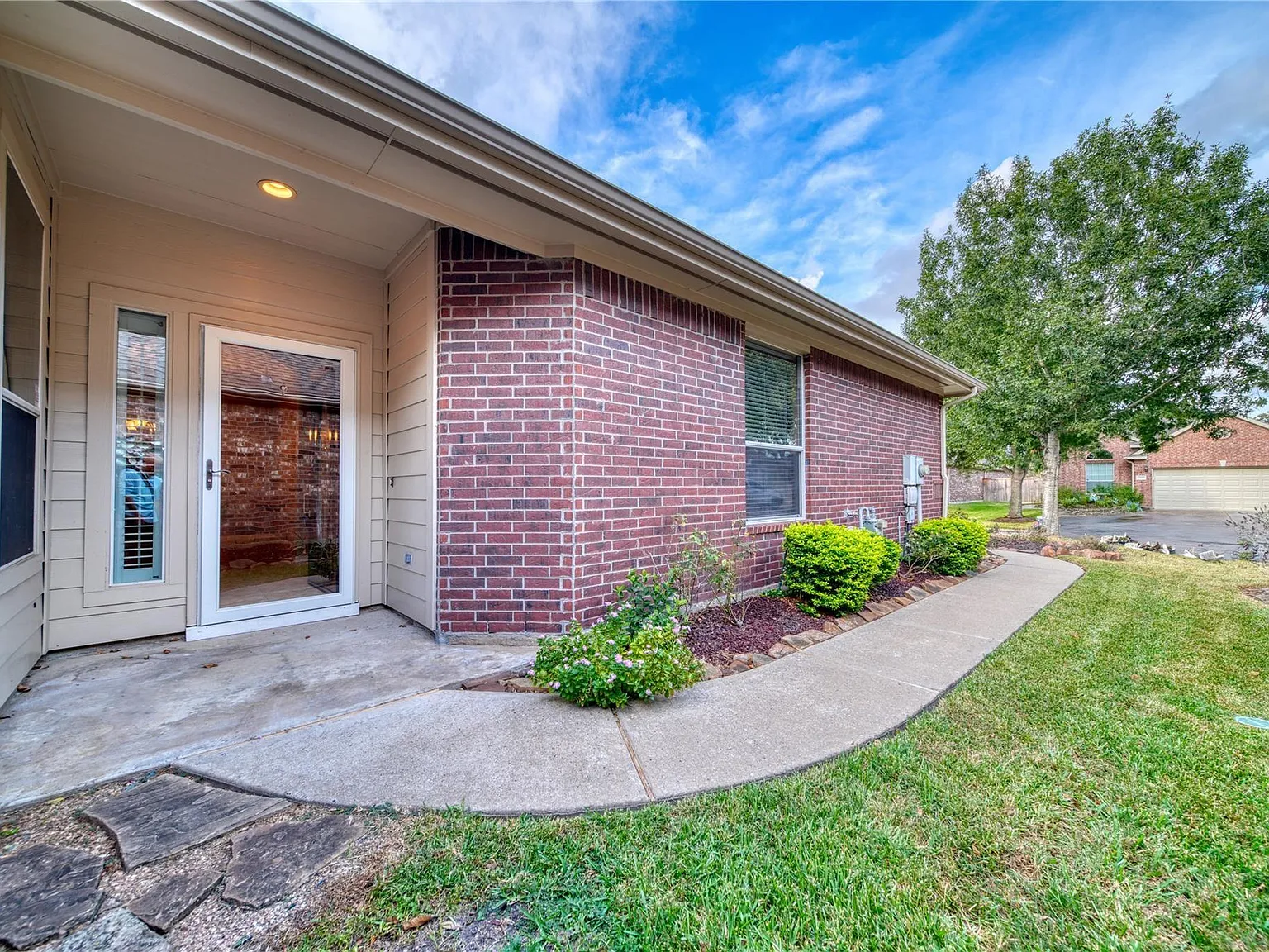 3 bed, 2.0 bath, 2115 sqft, $3,000 — Photo 3