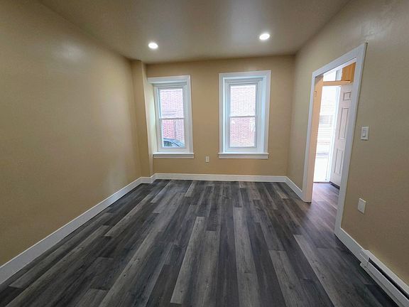 3rd image of 729 Chestnut St