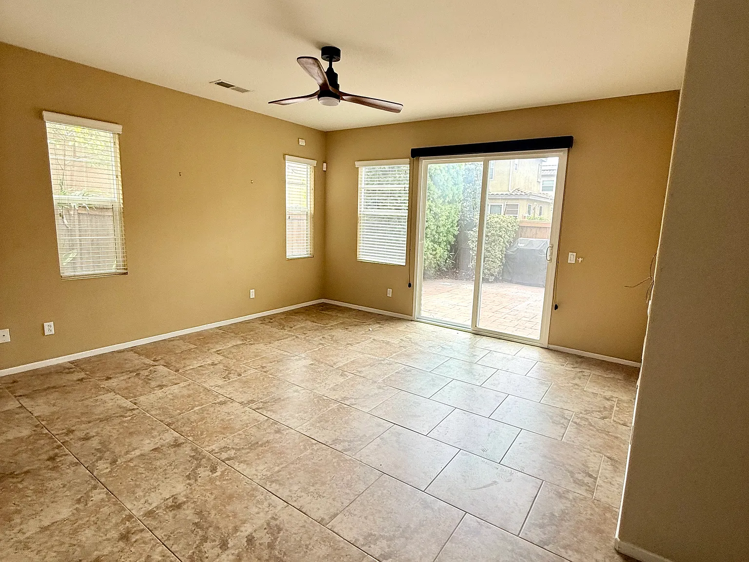 3 bed, 2.5 bath, 1577 sqft, $4,300 — Photo 3
