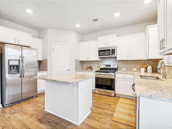 4th image of 629 Lakeshore Village Dr