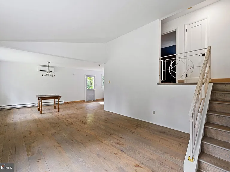 601 Cathcart Rd — Photo 8