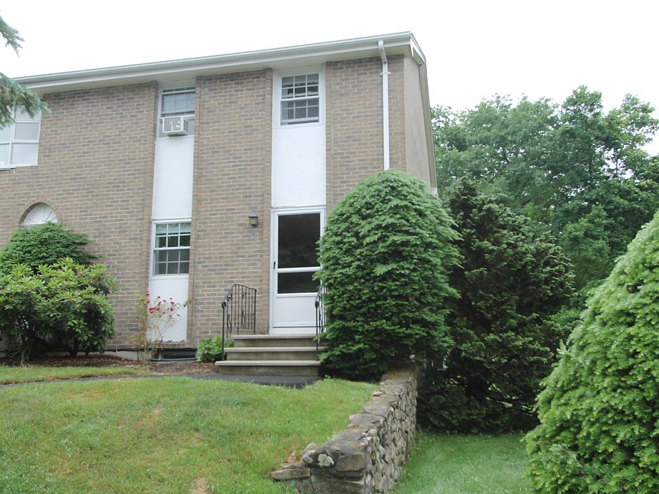 Nice End unit available immediately!