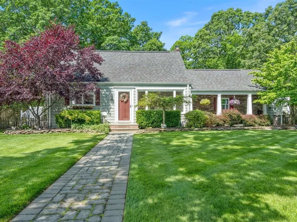 44 Hollins Lane, East Islip, NY 11730